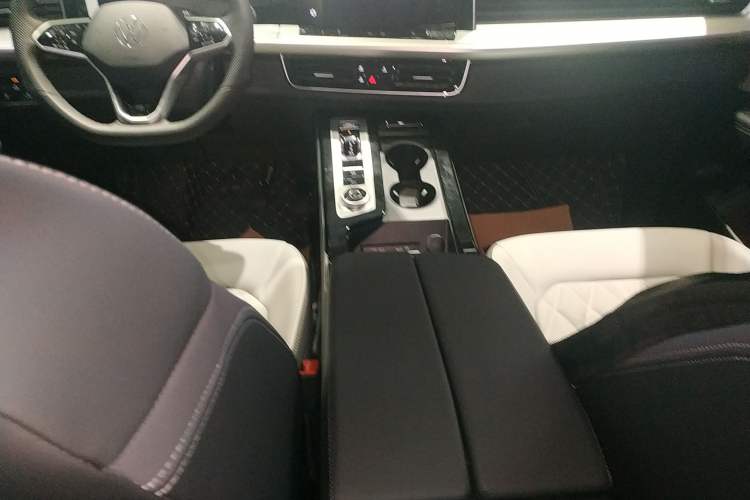 Used Volkswagen Tavendor 2025 Model 380TSI Four-Wheel Drive R-Line Pilgrimage Zhongxiang Edition Gear Lever