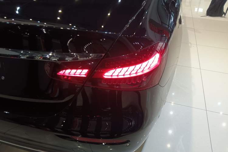 Used Mercedes-Benz E-Class 2022 Revised Version E 300 L Fashion Edition Right Rear Taillight