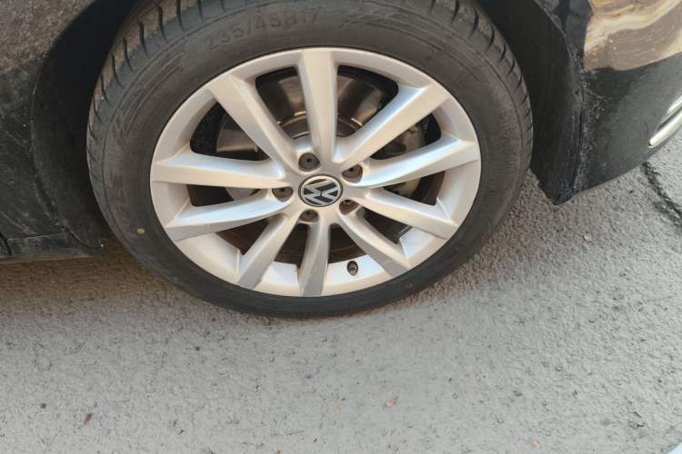 Used Volkswagen Magotan 2012 Facelift 2.0 TSI Prestige Model Right Front Wheel Hub