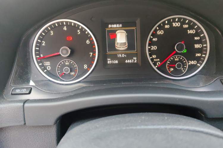 Used Volkswagen Tiguan 2015 1.8TSI Automatic Two-Wheel Drive Luxury Model Odometer Close Up