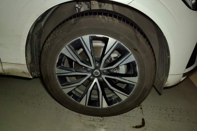 Used Volvo XC60 2024 B5 4x4 Smart Luxury Edition Right Front Wheel Hub