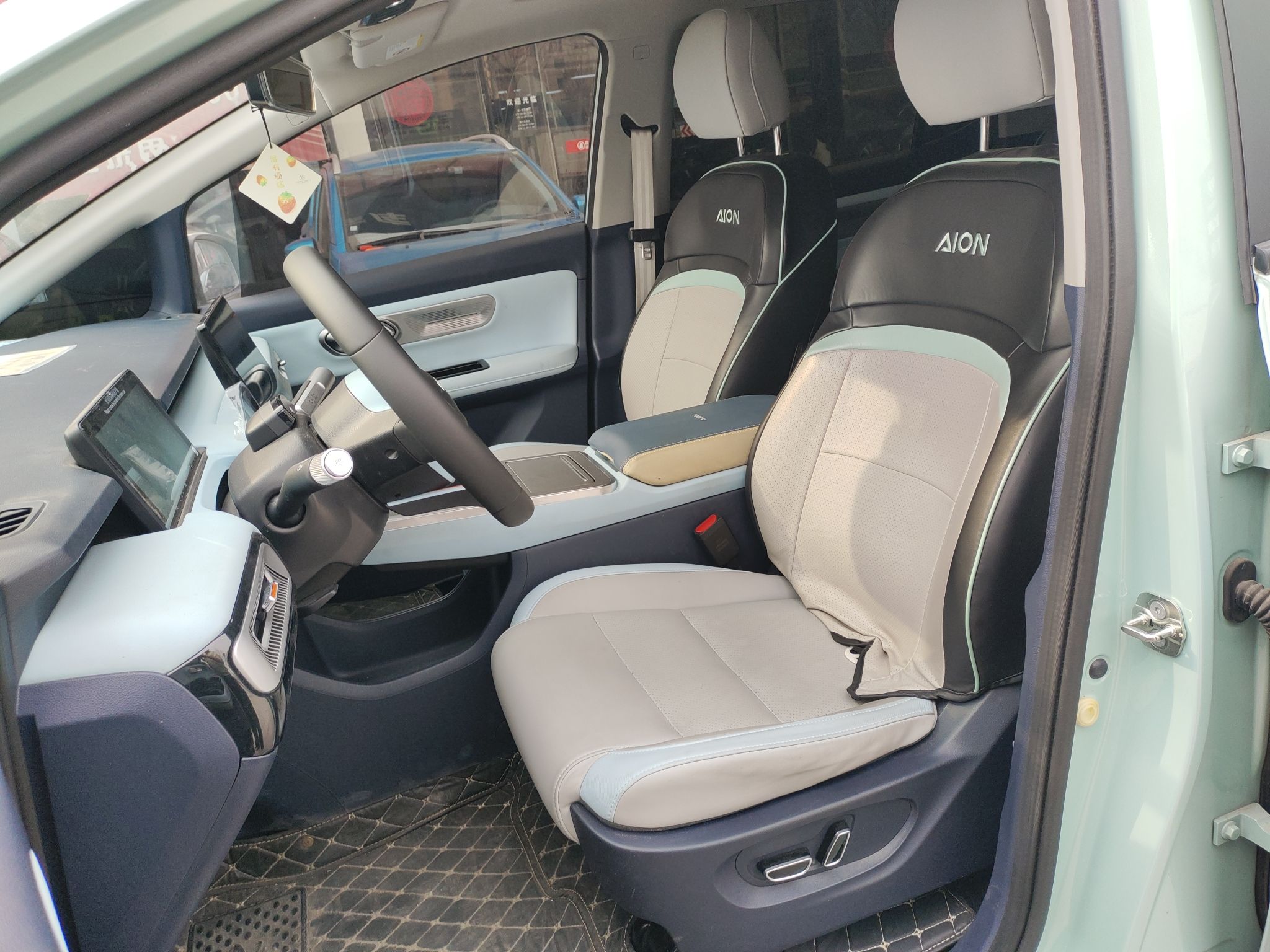 Переднее сиденье в автомобиле