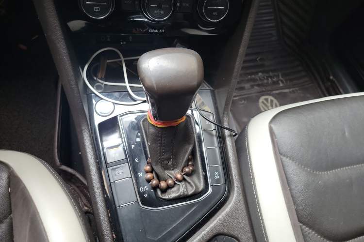 Used Volkswagen Tiguan L 2017 330TSI Automatic Two-Wheel Drive Luxury Edition Gear Lever