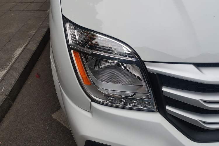 Used SAIC MAXUS Xintu V80 2024 Aotong Value Edition 6MT Short Wheelbase Ultra-Low Roof 127 Ps 7/8/9-Seater
