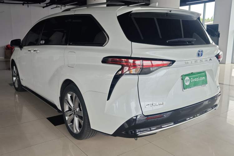 Used Toyota SIENNA 2023 2.5L Hybrid Deluxe Edition