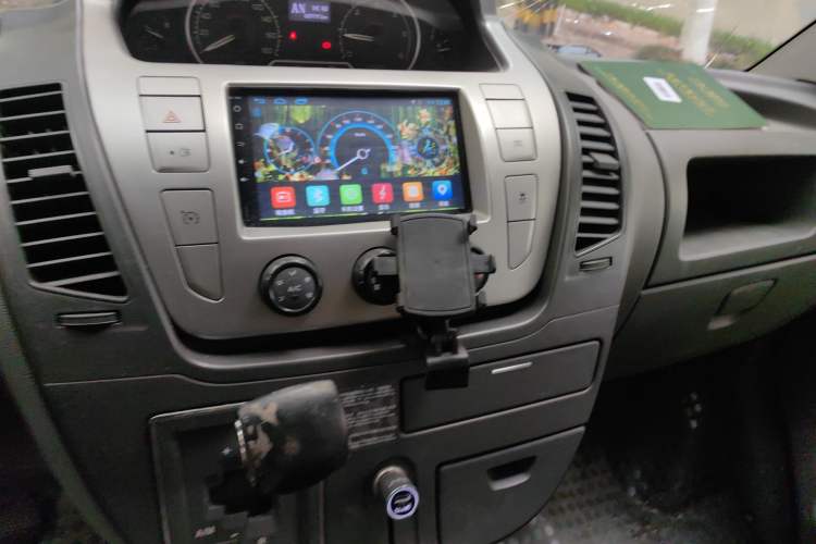 Used SAIC MAXUS Xintu V80 2015 2.5T AMT Aoyuntong Edition Short Wheelbase Low Roof Audio And AC Panel