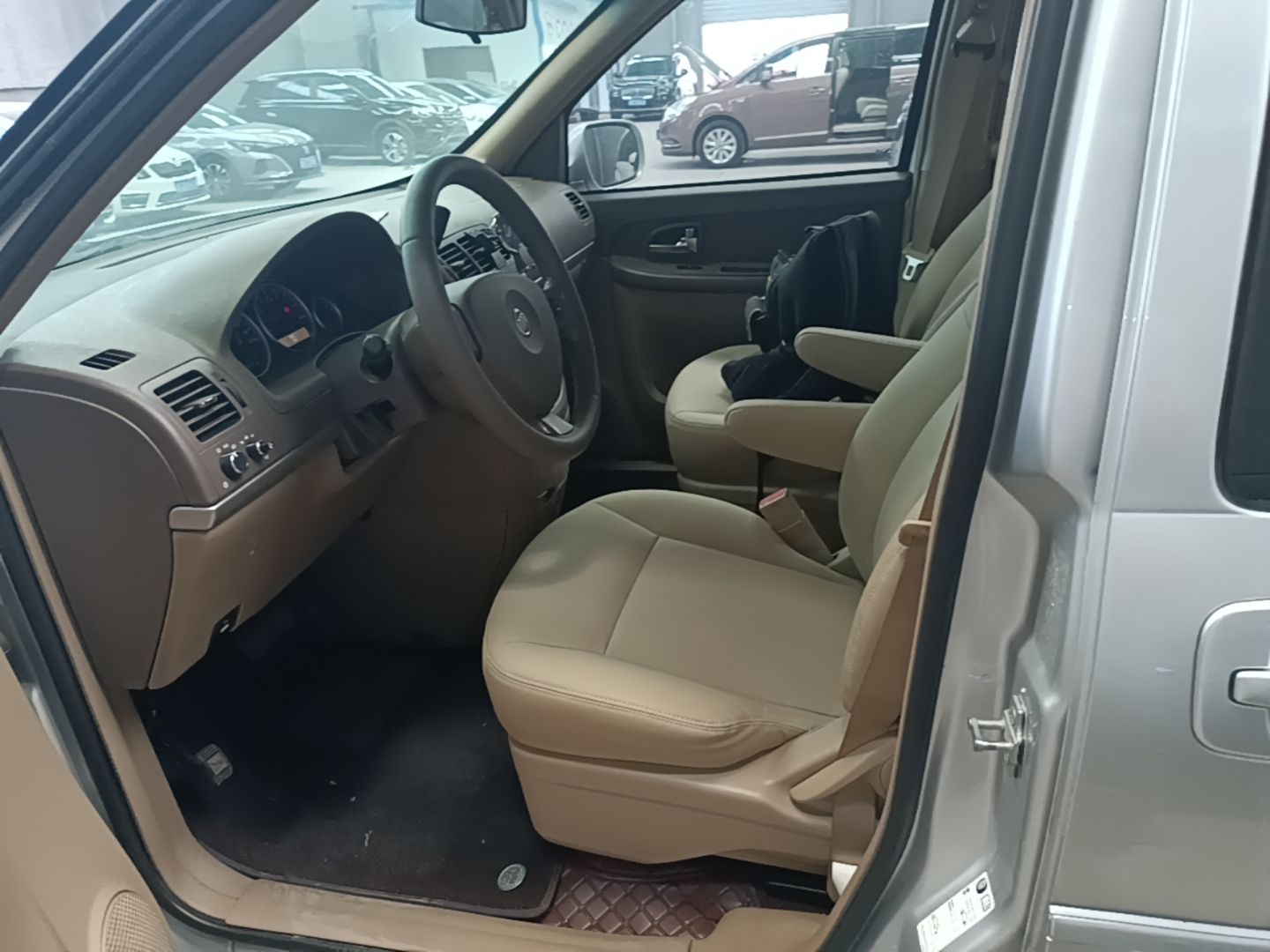Vordere Reihe im Auto