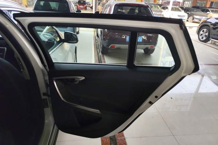 Used Volvo V60 2015 T5 Zhiyi Edition
