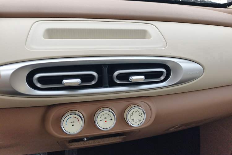 Used Wuling Hongguang MINIEV 2025 Four-Door Version Advanced Edition Audio And AC Panel