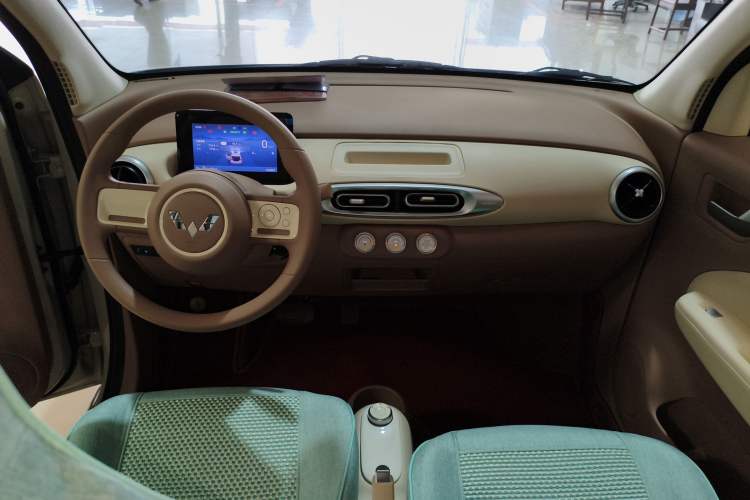 Used Wuling Hongguang MINIEV 2025 Four-Door Version Advanced Edition Center Console