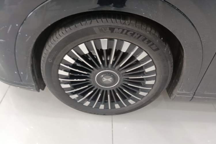 Used XPeng X9 2025 740 Ultra-Long Range Max Exterior 4