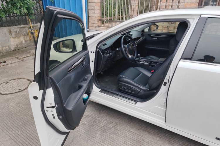 Used Lexus ES 2013 300h Elite Edition Driver Seat