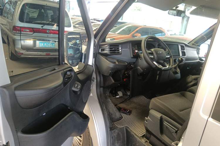 Used JMC Fushun 2023 2.0T Manual Short Wheelbase Low-Roof Commercial Multi-Purpose Passenger Vehicle 6 Seats with Lift-Up Tailgate
