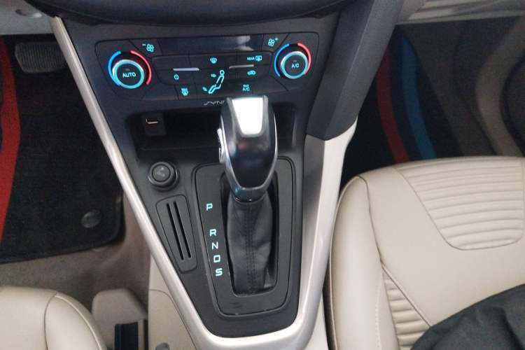 Used Ford Focus 2015 Hatchback 1.6L Automatic Fashion Edition Gear Lever