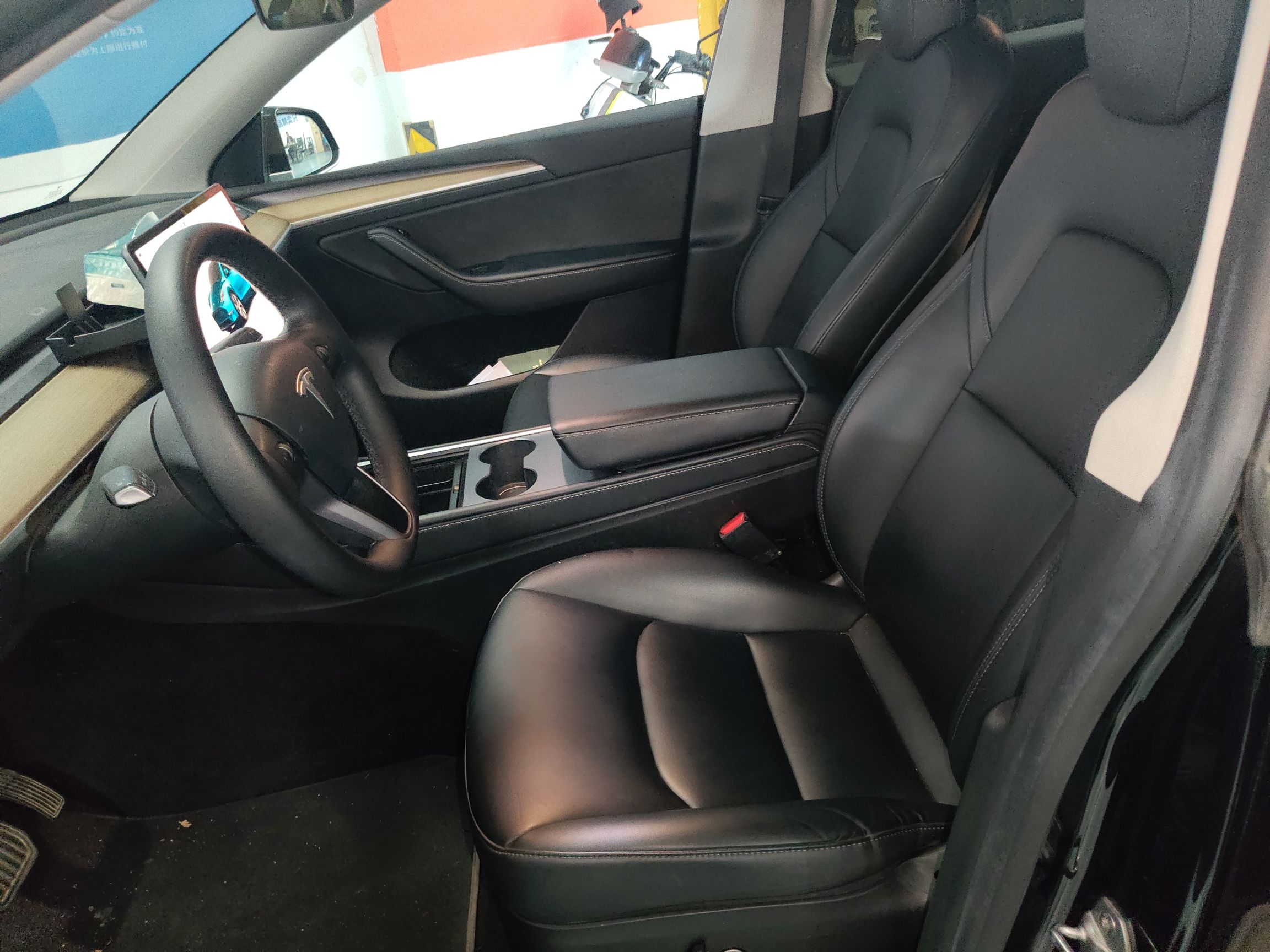 المقاعد الأمامية داخل السيارة