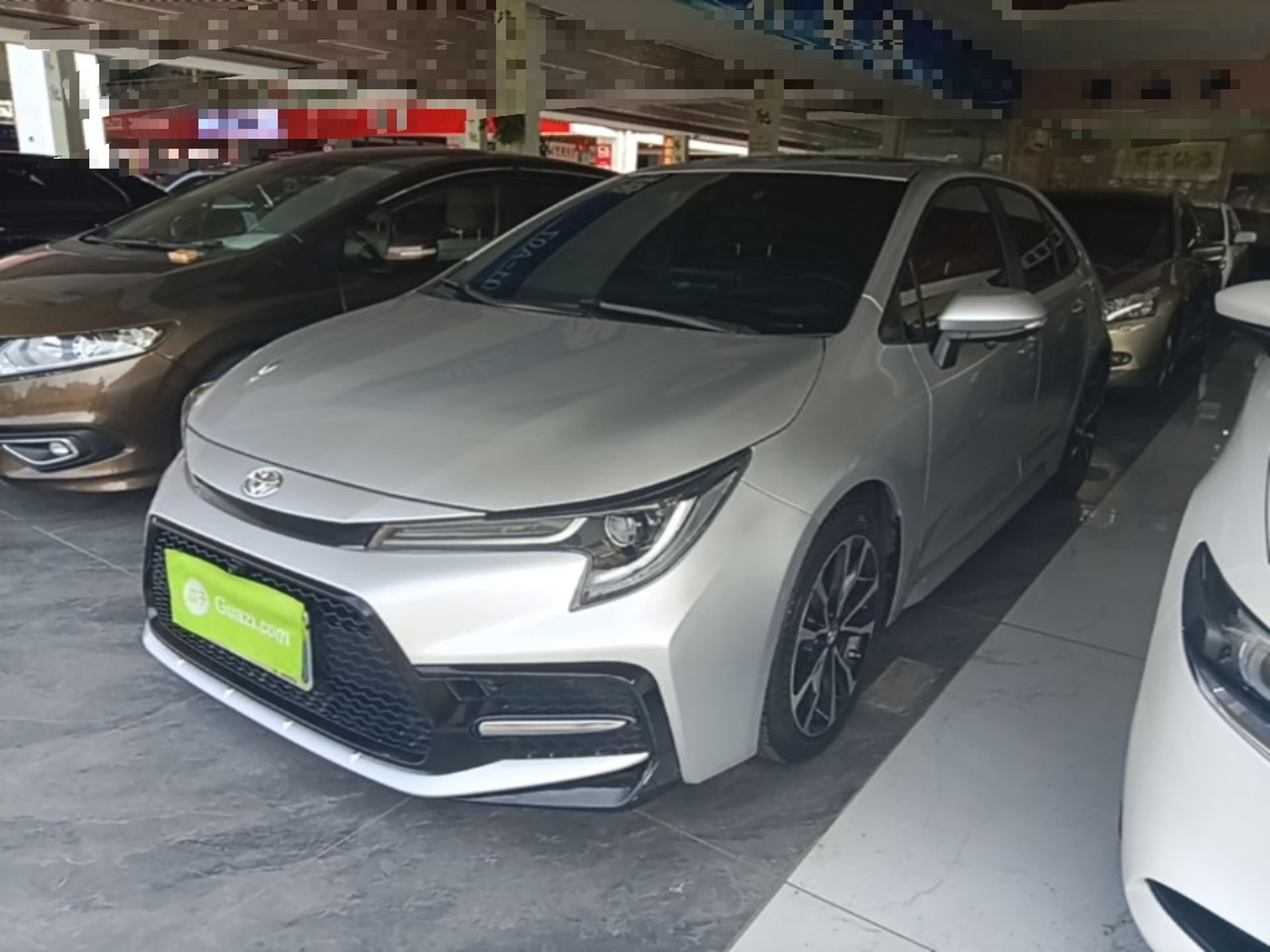 Под передней частью автомобиля