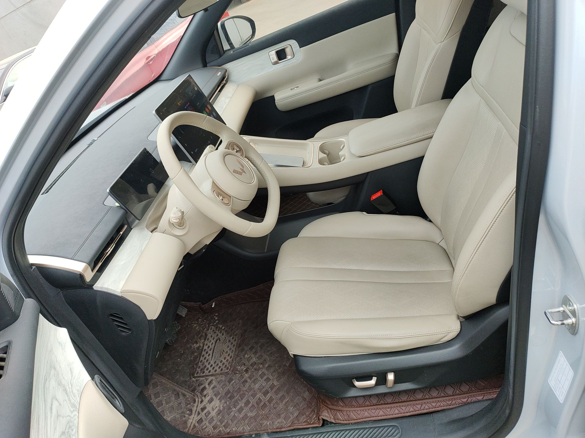 Переднее сиденье в автомобиле