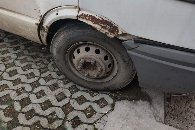 Used Iveco Daily 2017 2.5T A35 Low-Roof 5-7 Seater Passenger Van 47Z5 Right Front Wheel Hub