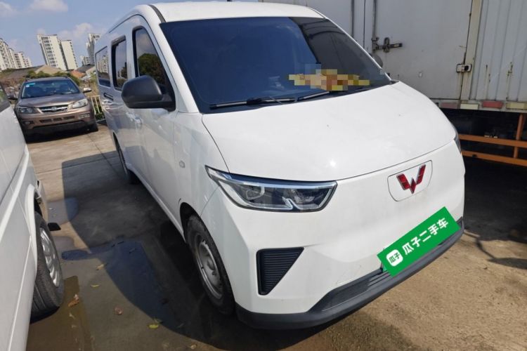 Used Wuling Yangguang 2024 300km Comfort-Grade Passenger Van 60kW