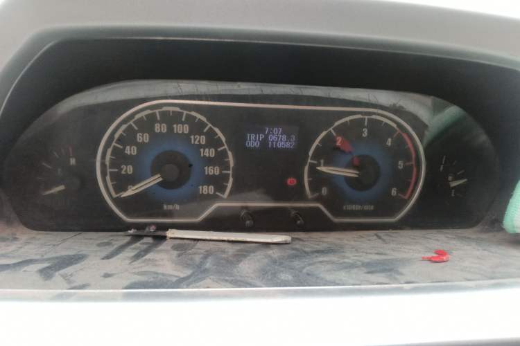 Used SAIC MAXUS Xintu V80 2014 2.5T Aotuntong Short Wheelbase Mid-Roof Model