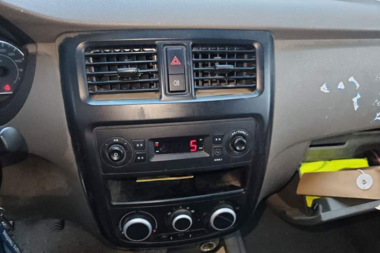 Used Wuling Rongguang V 2019 1.5L Window-Sealed Utility Model China VI LAR Audio And AC Panel