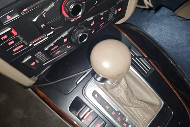 Used Audi A4L 2012 2.0 TFSI automatic Comfort trim level Gear Lever