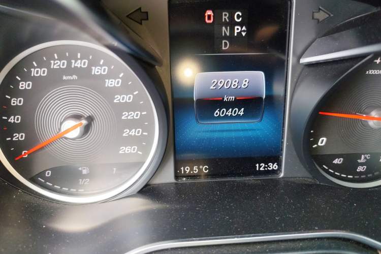 Used Mercedes-Benz V-Class 2020 V 260 L Long-wheelbase Luxury Edition Odometer Close Up