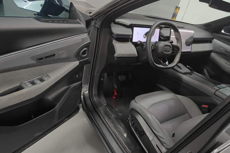 Used Lynk & Co 08 EM-P 2023 120km Long-Range Pro
