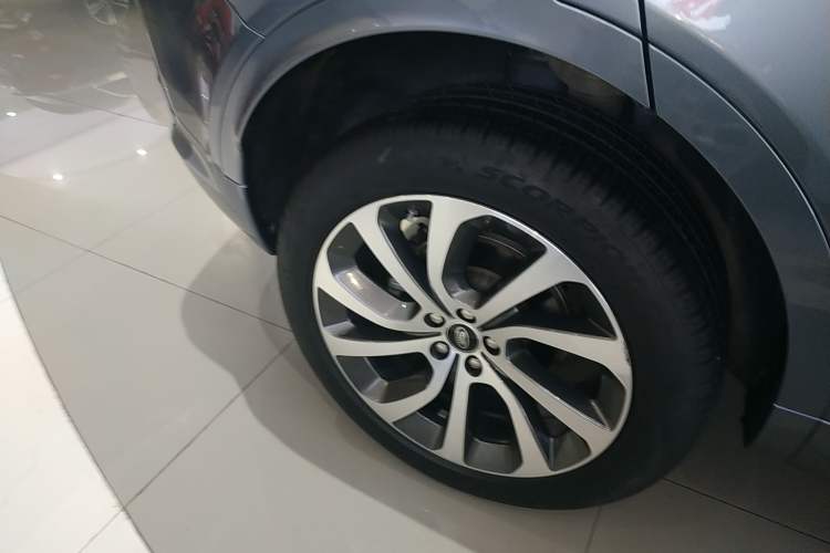 Used Land Rover Discovery Sport 2020 249 PS R-Dynamic Performance Edition Exterior 5