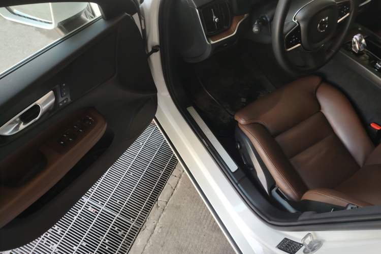 Used Volvo V60 2024 B5 Zhiyuan Luxury Edition