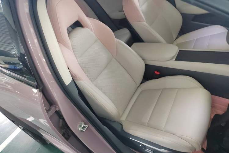 Used Lynk & Co 06 EM-P 2023 EM-P 126 Long-Range Halo Right Front Seat