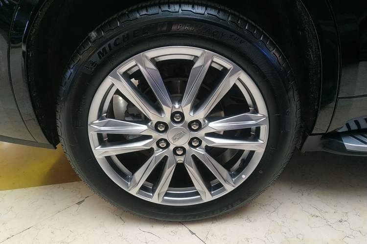 Used Cadillac XT6 2022 2.0T Six-Seater Four-Wheel Drive Luxury Version Right Rear Wheel Hub