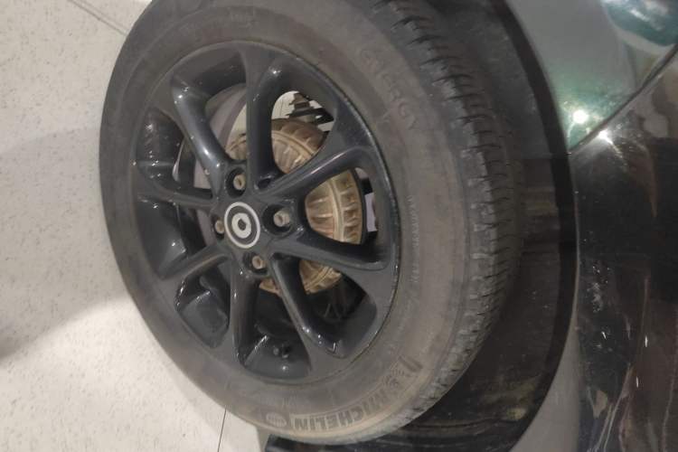 Used smart fortwo 2015 1.0L 52 kW hardtop Dynamic version Right Rear Wheel Hub