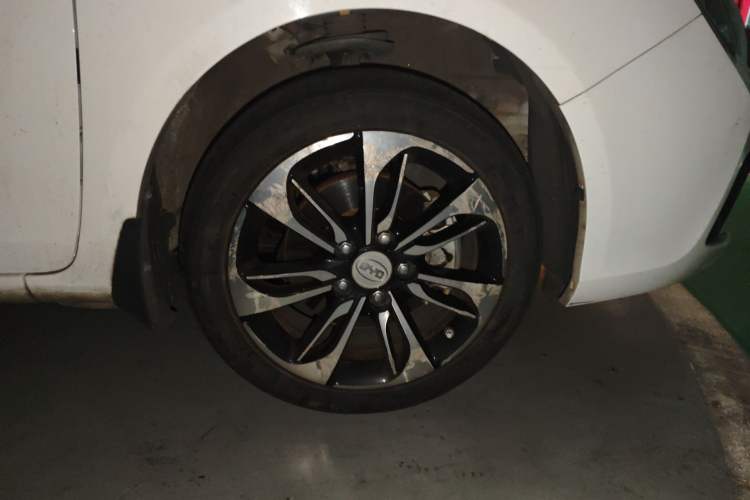 Used BYD Qin New Energy 2015 1.5T Dual-Crown Flagship Plus Edition Right Front Wheel Hub