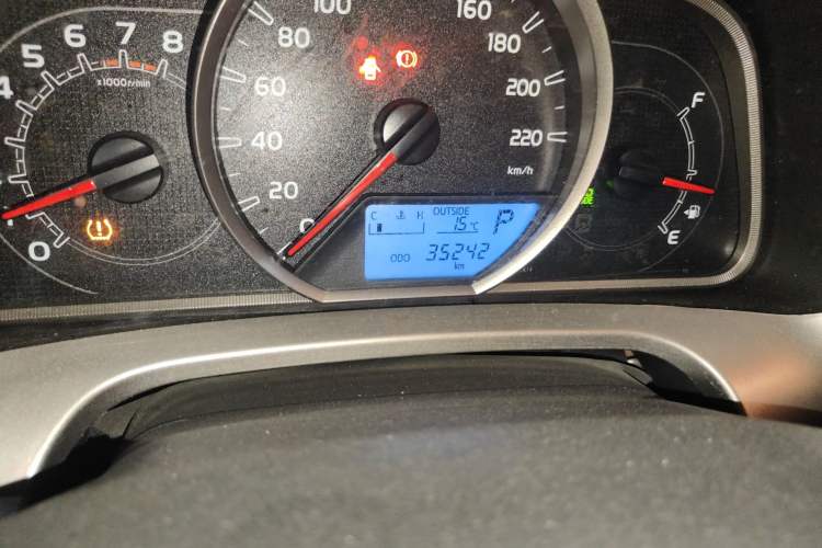 Used Toyota RAV4 2015 2.0L CVT Two-Wheel Drive Fashion Edition Odometer Close Up