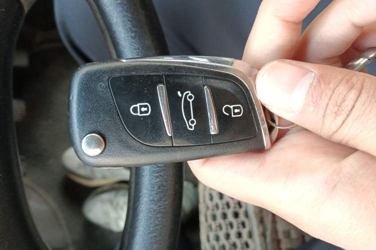 Used JAC Group Refine 2011 2.0L Shuttle Gasoline Comfort Edition HFC4GA3