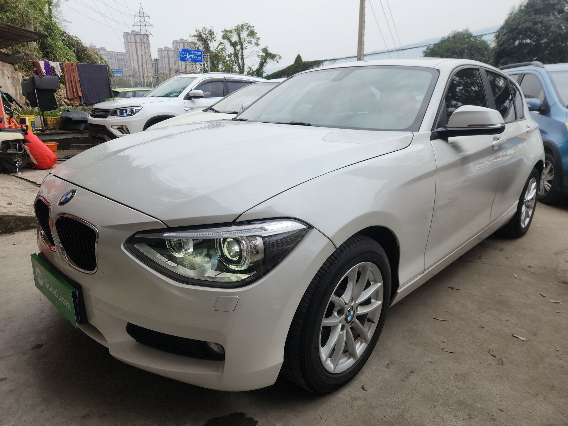 Под передней частью автомобиля