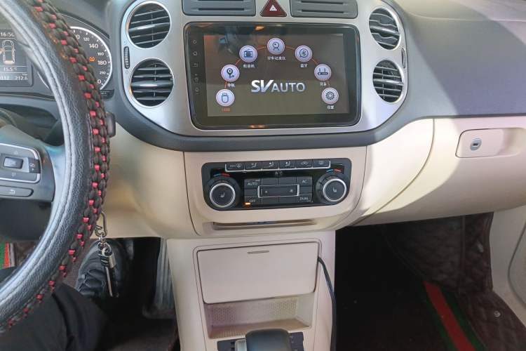 Used Volkswagen Tiguan 2010 2.0 TSI Automatic All-Wheel Drive Flagship Edition Audio And AC Panel