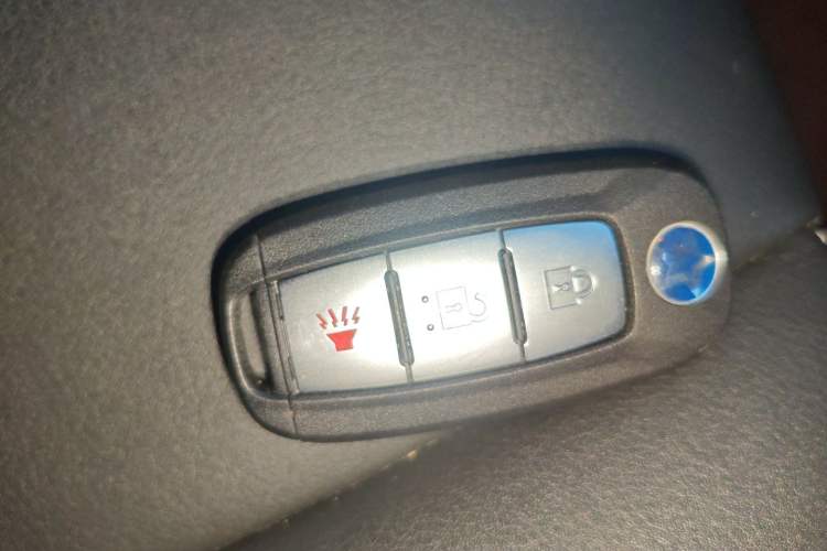 Used Venucia T90 2018 2.0L CVT Smart Connect Luxury Edition China V Standard
