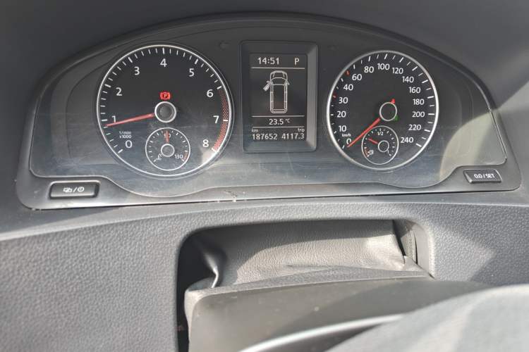 Used Volkswagen Caravelle 2014 2.0 TSI Four-Wheel Drive Comfort Edition Odometer Close Up