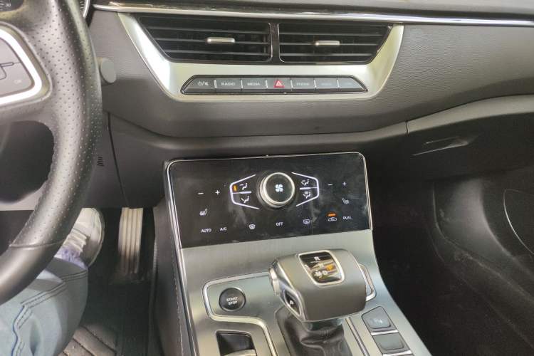 Used Hongqi H5 2022 Classic Model Facelift 1.8T Automatic Smart Connect Flagship Edition Audio And AC Panel