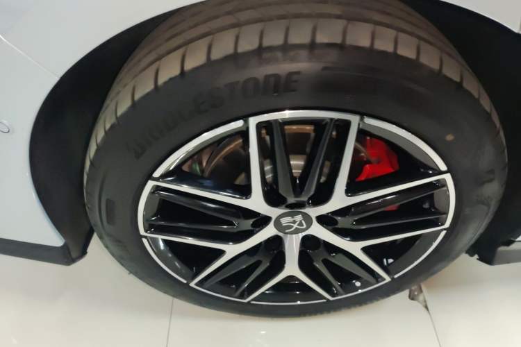 Used BYD Han L 2025 EV Four-Wheel Drive LiDAR Flagship Model Right Rear Wheel Hub