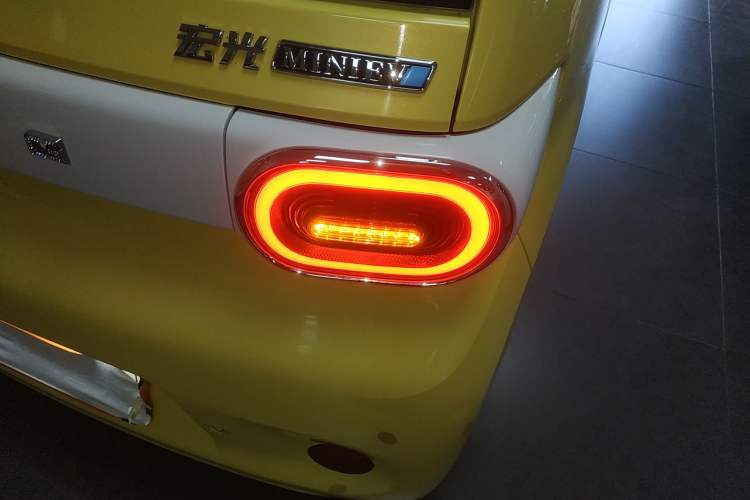 Used Wuling Hongguang MINIEV 2024 3rd Generation 215km Advanced Version Right Rear Taillight