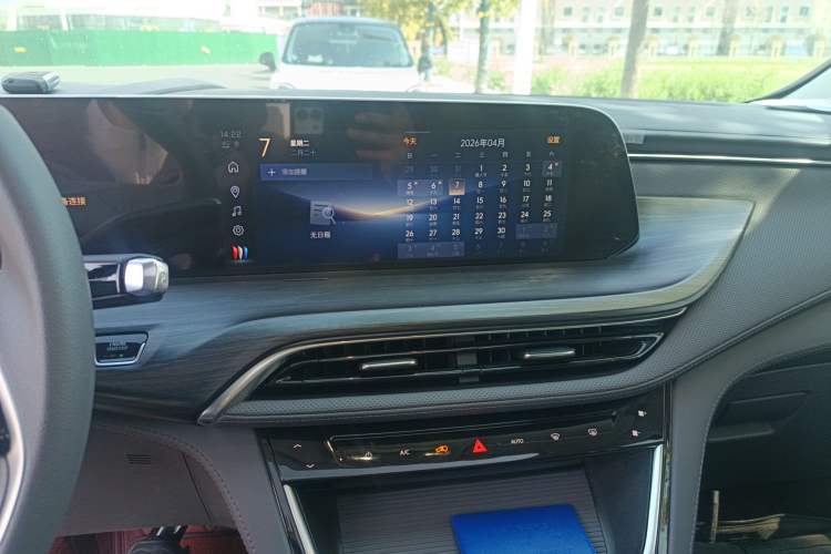 Used Buick GL8 New Energy 2025 Lushang First-Drive Edition 7-Seater Audio And AC Panel