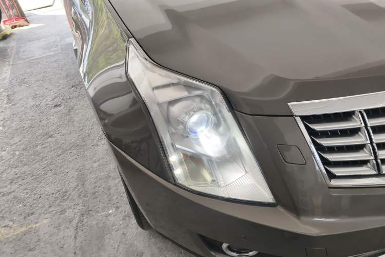 Used Cadillac SRX 2013 3.0L Luxury Model Right Front Headlight
