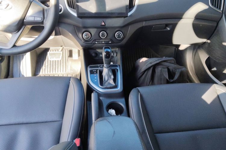 Used Hyundai ix25 2015 1.6L Automatic Two-Wheel Drive Smart GLS Trim Gear Lever