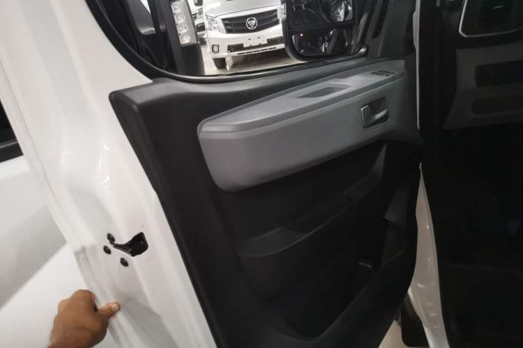 Used SAIC MAXUS Xintu V80 2024 Facelift Aoyuntong 6MT Long Wheelbase Mid-Top Version 147 Ps 6/7/8/9-Seater