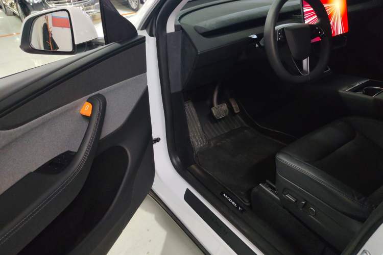 Used Tesla Model Y 2025 Rear-Wheel Drive First Edition
