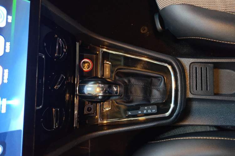 Used Volkswagen C-TREK 2017 1.6L Automatic Comfort Model Gear Lever