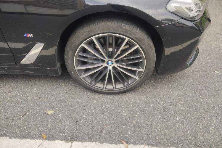 Used BMW 5 Series 2023 530Li Leading Model M Sport Package Right Front Wheel Hub